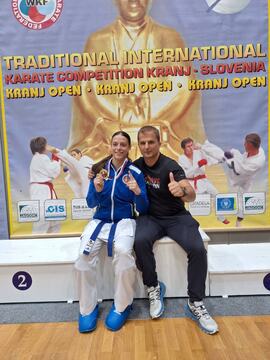 Veselje s trenerjem ob fenomenalnem povratku med tekmovalke